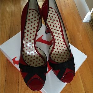 Red Anne Klein Peep Toe Heels w/ Black Bow Detail Size 10